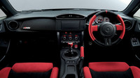Celý interiér je laděn do červené a černé, Toyota 86 GRMN.