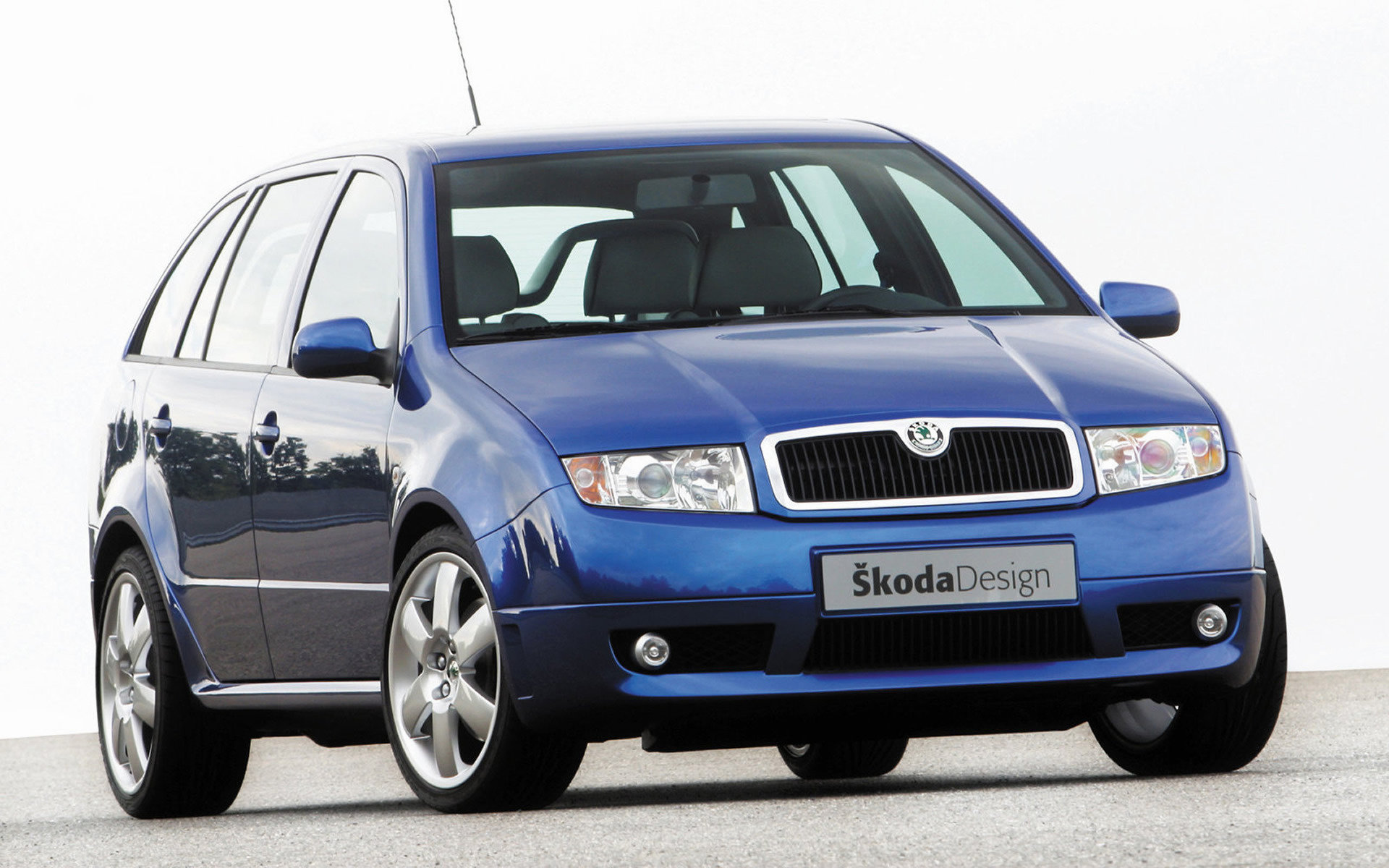 Koncept sportovního kombíku se poprvé ukázal na pařížském autosalonu 2002, Škoda Fabia Paris.