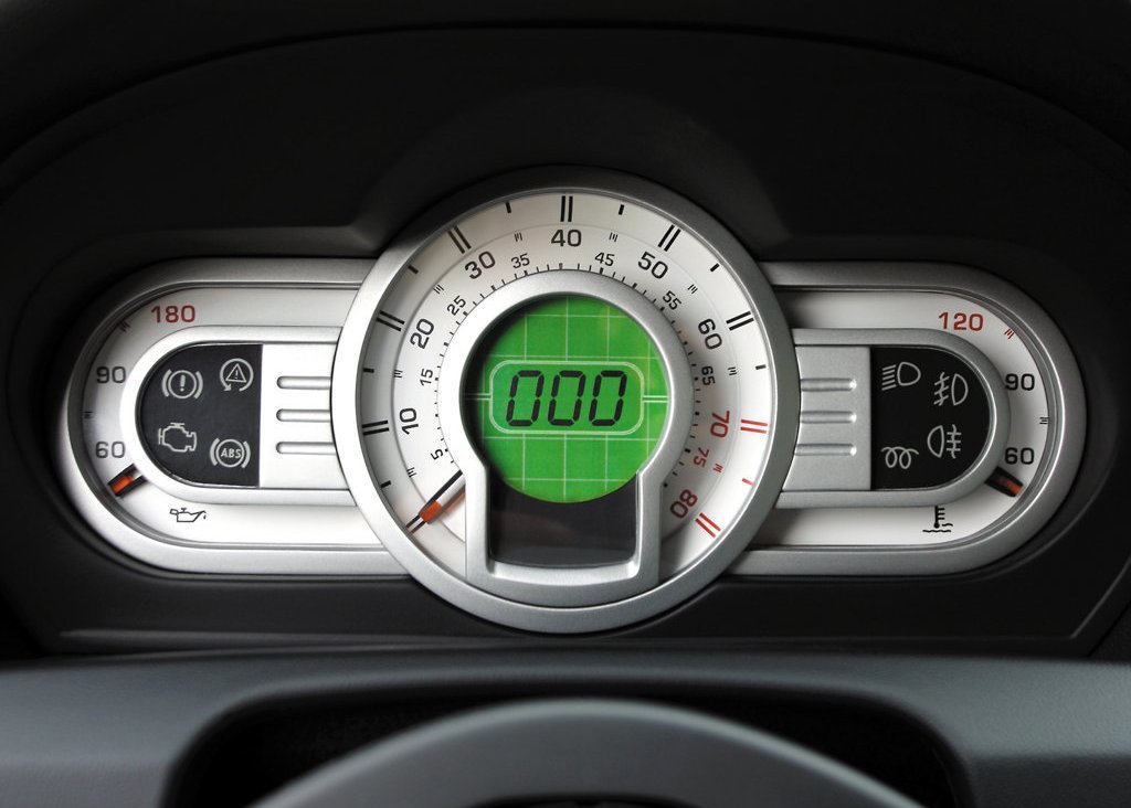 Přepracovaný přístrojový panel s digitálním rychloměrem, Škoda Fabia Paris.