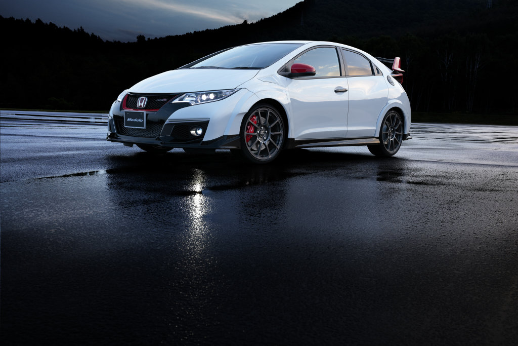 S bílou barvou výborně kontrastují prvky v černé a červené, Modulo Civic Type R.