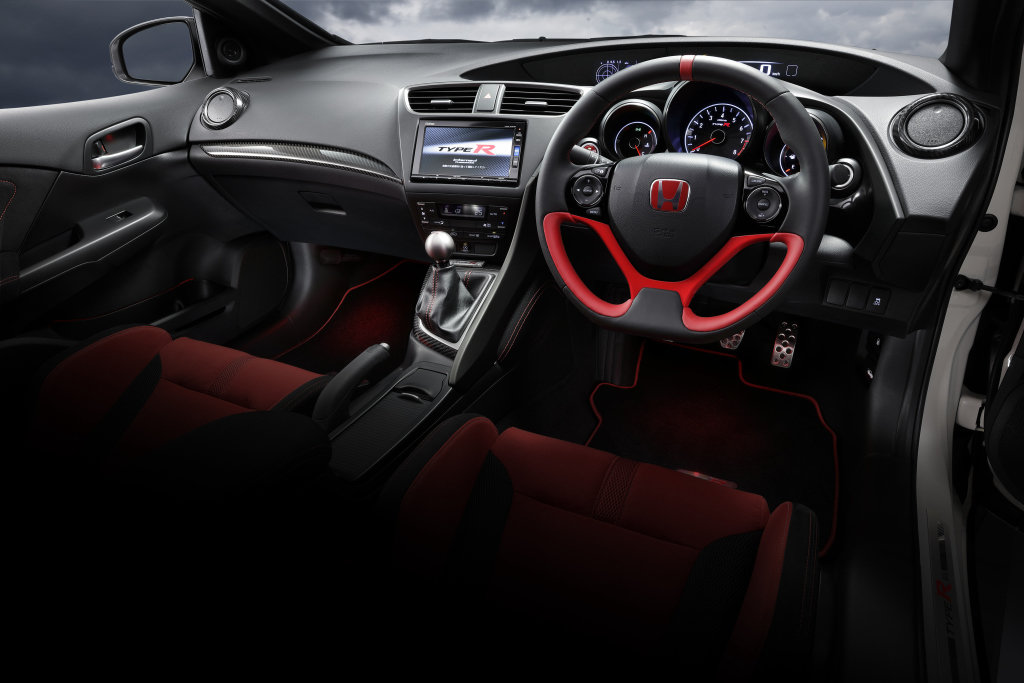 Uvnitř pokračuje hra červené a černé, Modulo Civic Type R.