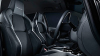 Zvenku jsou černé doplňky, uvnitř sportovní sedačky a pod povrchem sportovní podvozek, Honda Fit Modulo.