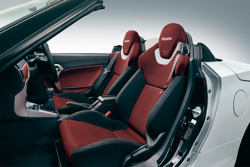 Uvnitř čekají anatomická sedadla Recaro a falešné karbonové dekory, Daihatsu Copen Cero S.