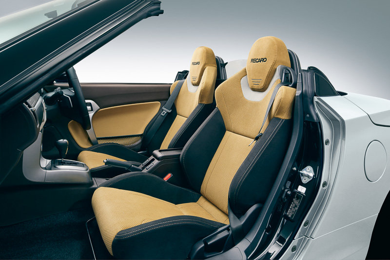 Uvnitř čekají anatomická sedadla Recaro a falešné karbonové dekory, Daihatsu Copen Cero S.