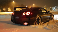 Mocný Nissan GT-R a jeho řádění ve sněhu