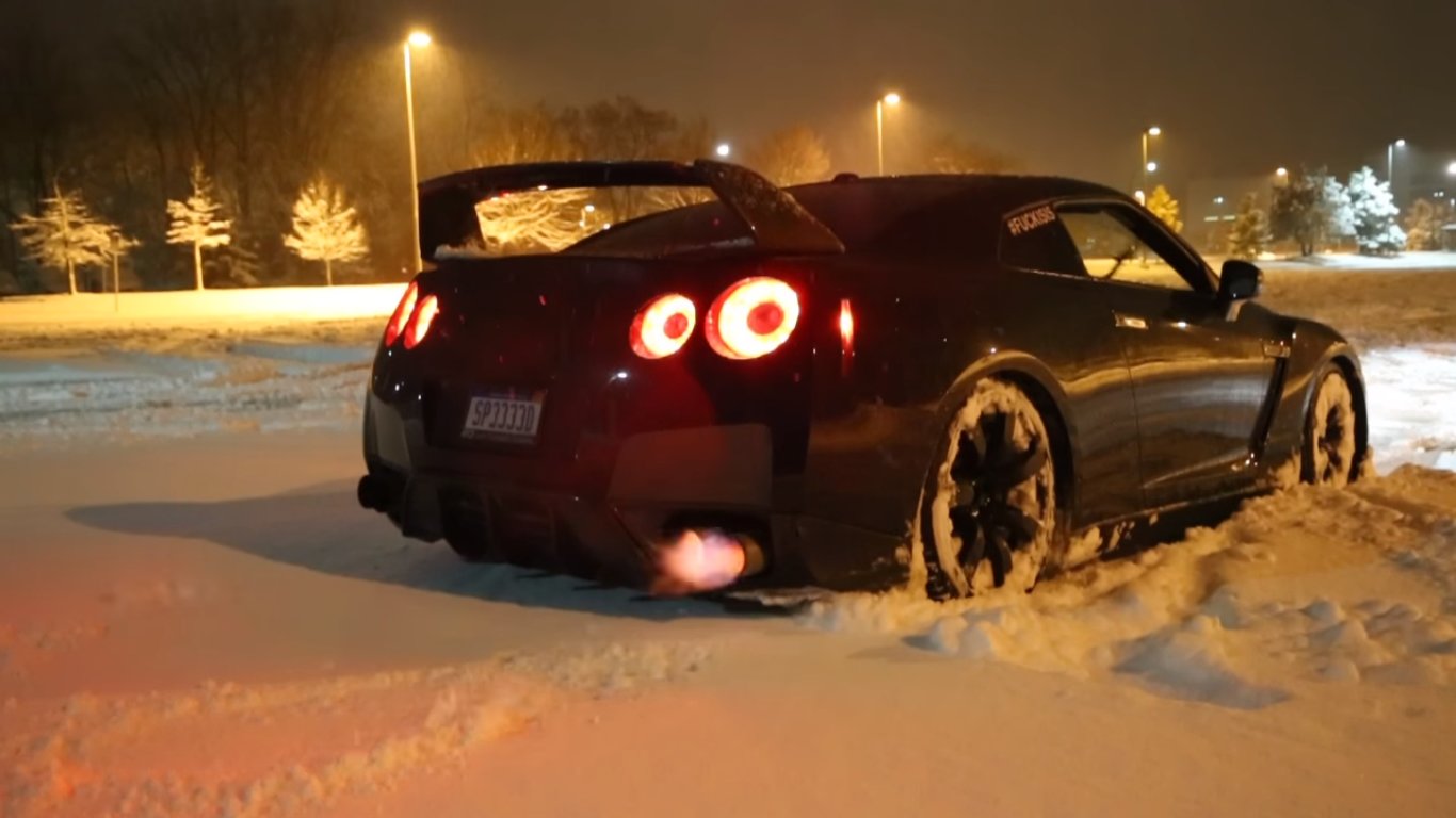 Mocný Nissan GT-R a jeho řádění ve sněhu
