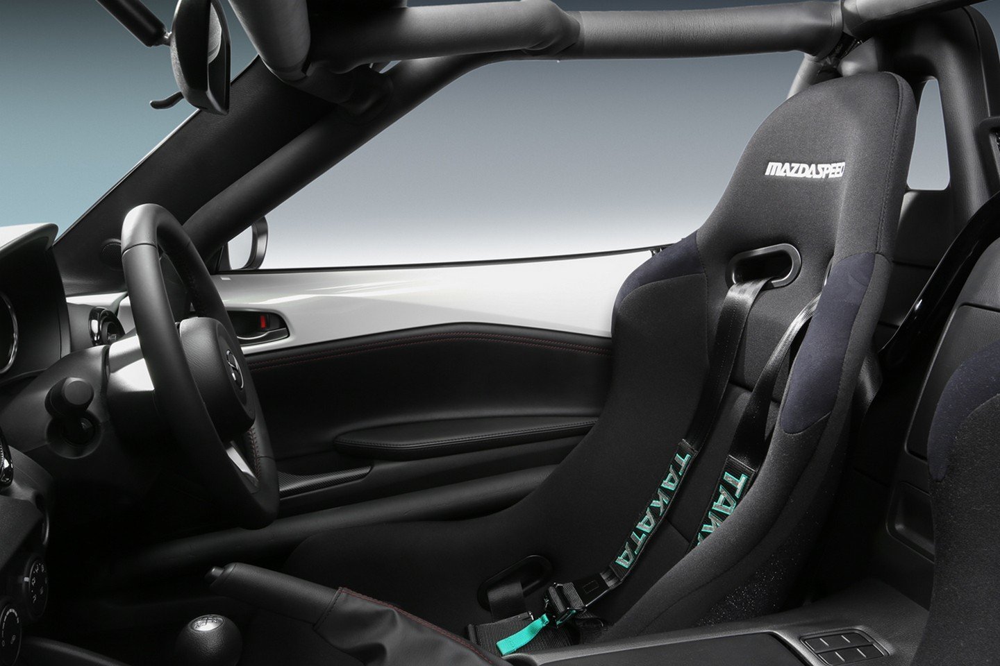 Kabině dominuje klec a sportovní sedačky, Mazda Roadster NR-A Racing.