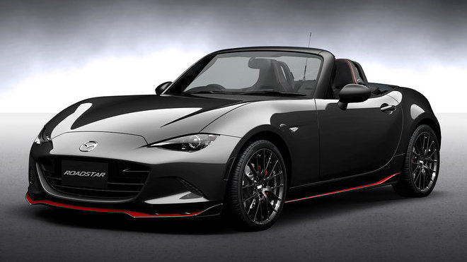 Auto se odlišuje bodykitem i červenými a černými detaily, Mazda Roadster Racing.
