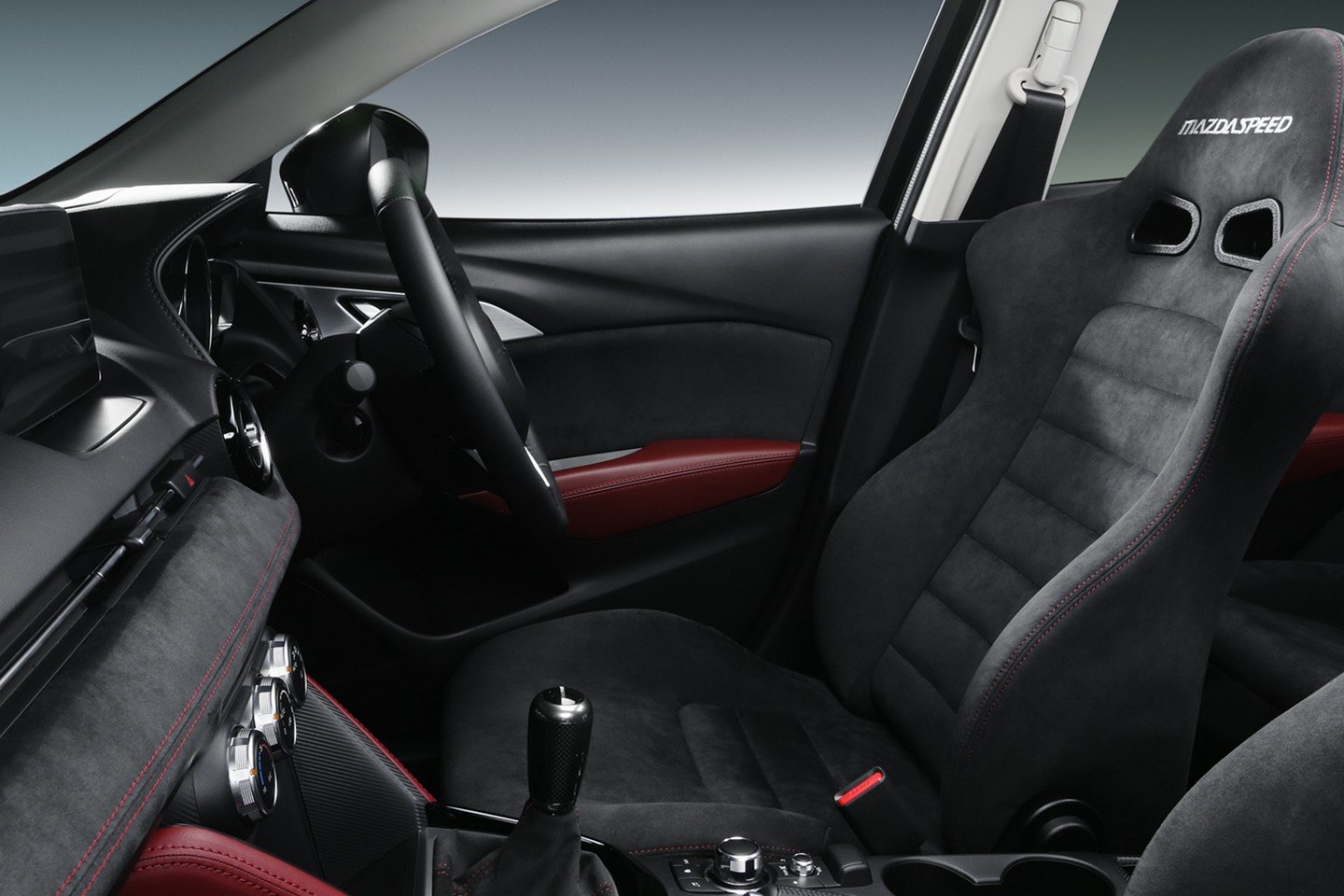 Kabina dostala anatomická sedadla a čalounění Alcantarou, Mazda CX-3 Racing.
