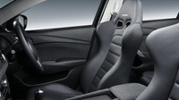 Kabina se sportovními sedadly a čalouněním Alcantarou, Mazda Atenza Racing.
