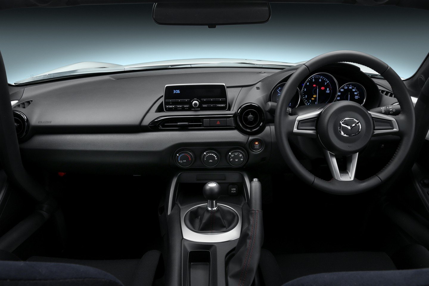 Kabině dominuje klec a sportovní sedačky, Mazda Roadster NR-A Racing.