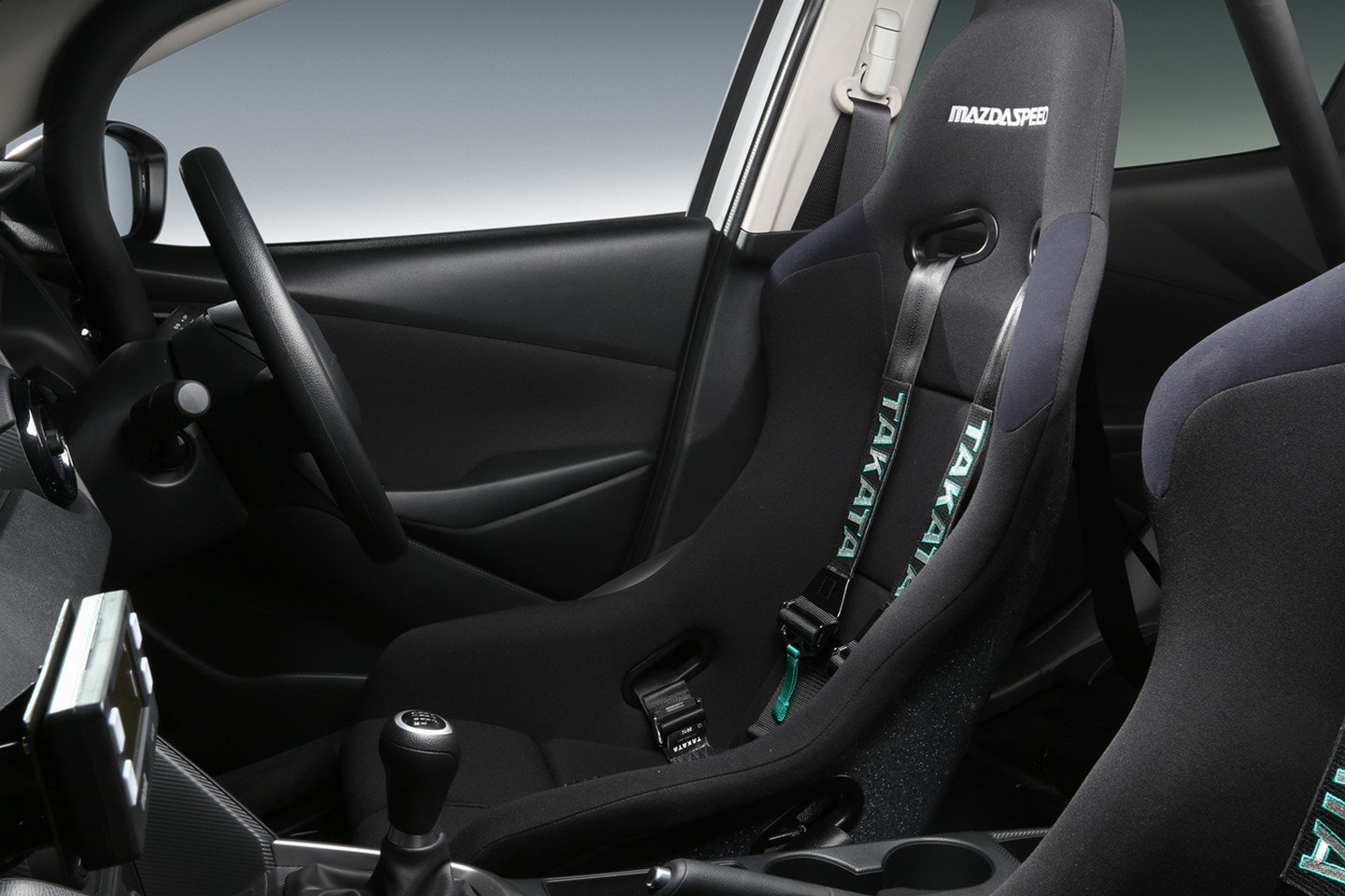 Kabina se sportovními sedadly je kompletně odstrojená, Mazda Demio 15MB Racing Spec.