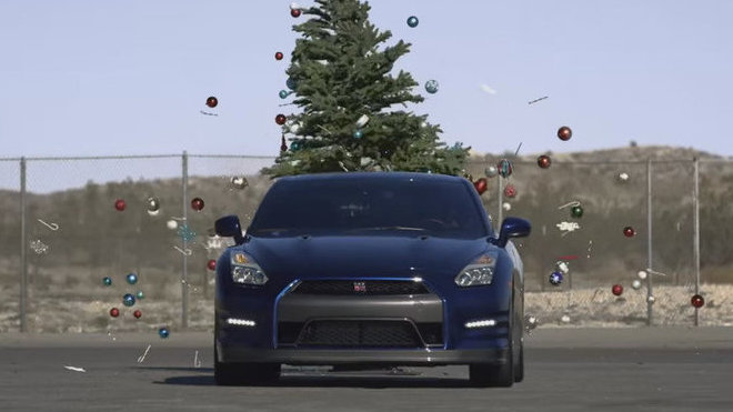Odstrojování vánočního stromku pomocí Nissanu GT-R
