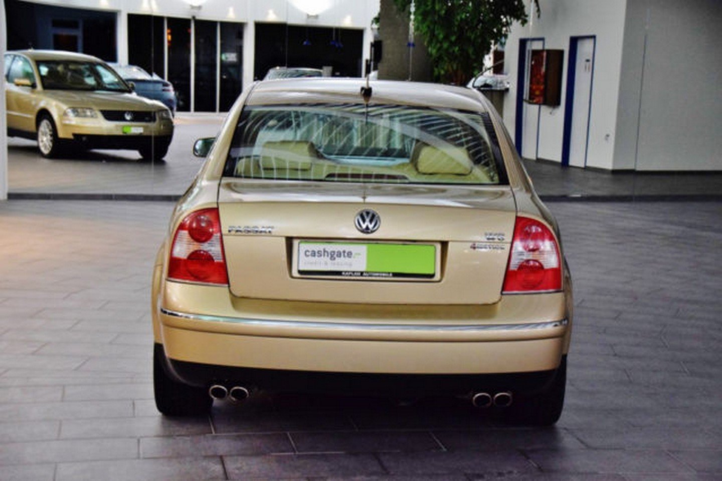 Čtyři koncovky ukazují na výkon vozu, Volkswagen Passat W8.