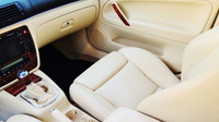 Kabina s plnou výbavou je potažena béžovou kůží, Volkswagen Passat W8.