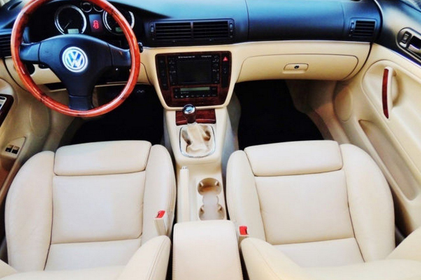 Kabina s plnou výbavou je potažena béžovou kůží, Volkswagen Passat W8.