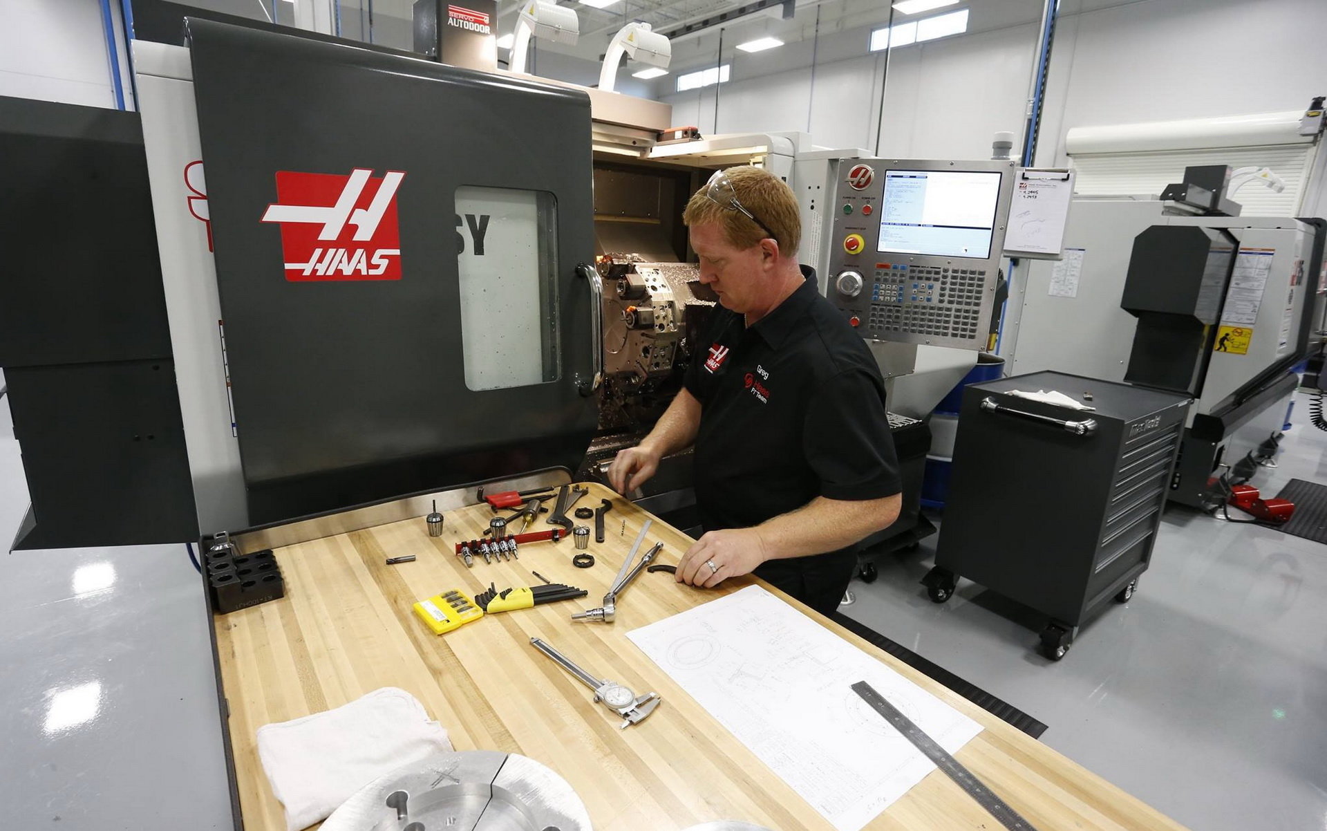 V továrně Haasu se pilně pracuje, za chvíli to vypukne