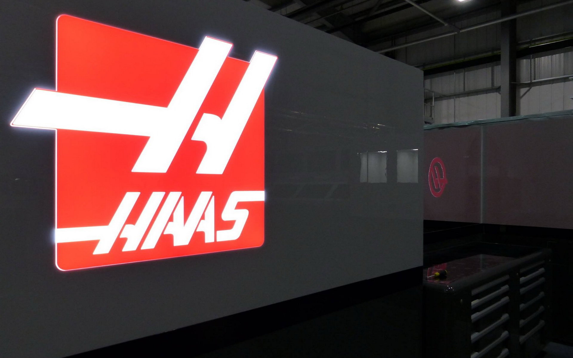 Tým Haas prostřednictvím manažera Steinera potvrdil spolupráci s Alpinestars