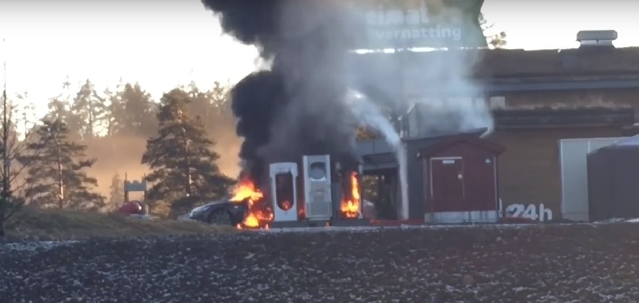 Hořící Tesla Model S