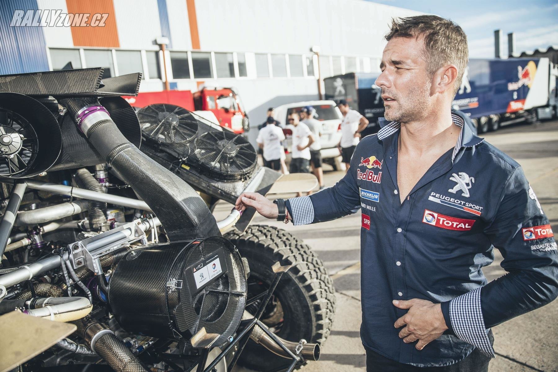 Sébastien Loeb spojil svoje síly s Peugeotem, napřed na Dakaru a teď v rallycrossu