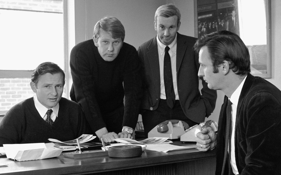 Bruce McLaren (první zleva) v kanceláři se svými kolegy