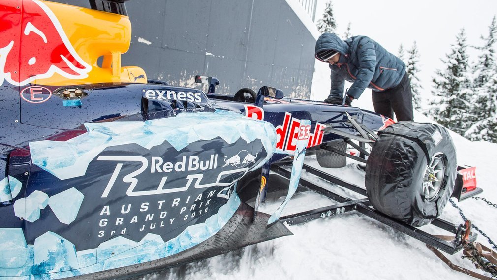Max Verstappen s Red Bullem RB7 na sjezdovce v Kitzbühlu