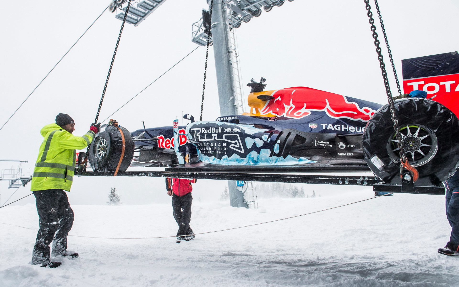 Přípravy na roadshow Red Bullu v rakouských Alpách