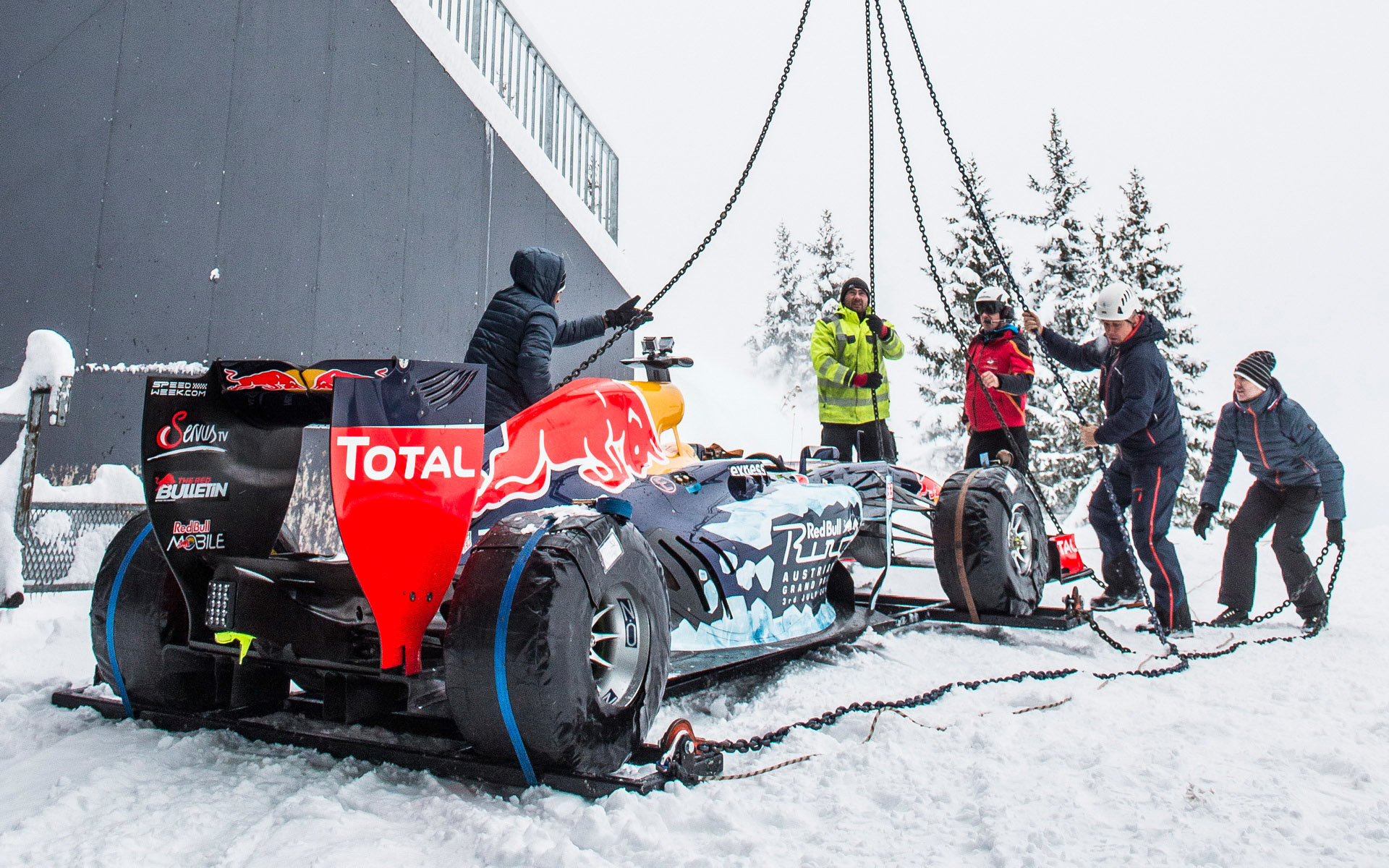 Přípravy na roadshow Red Bullu v rakouských Alpách