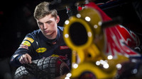 Max Verstappen zkoumá pneumatiku s hroty, kterou používal na sjezdovce v Kitzbühelu