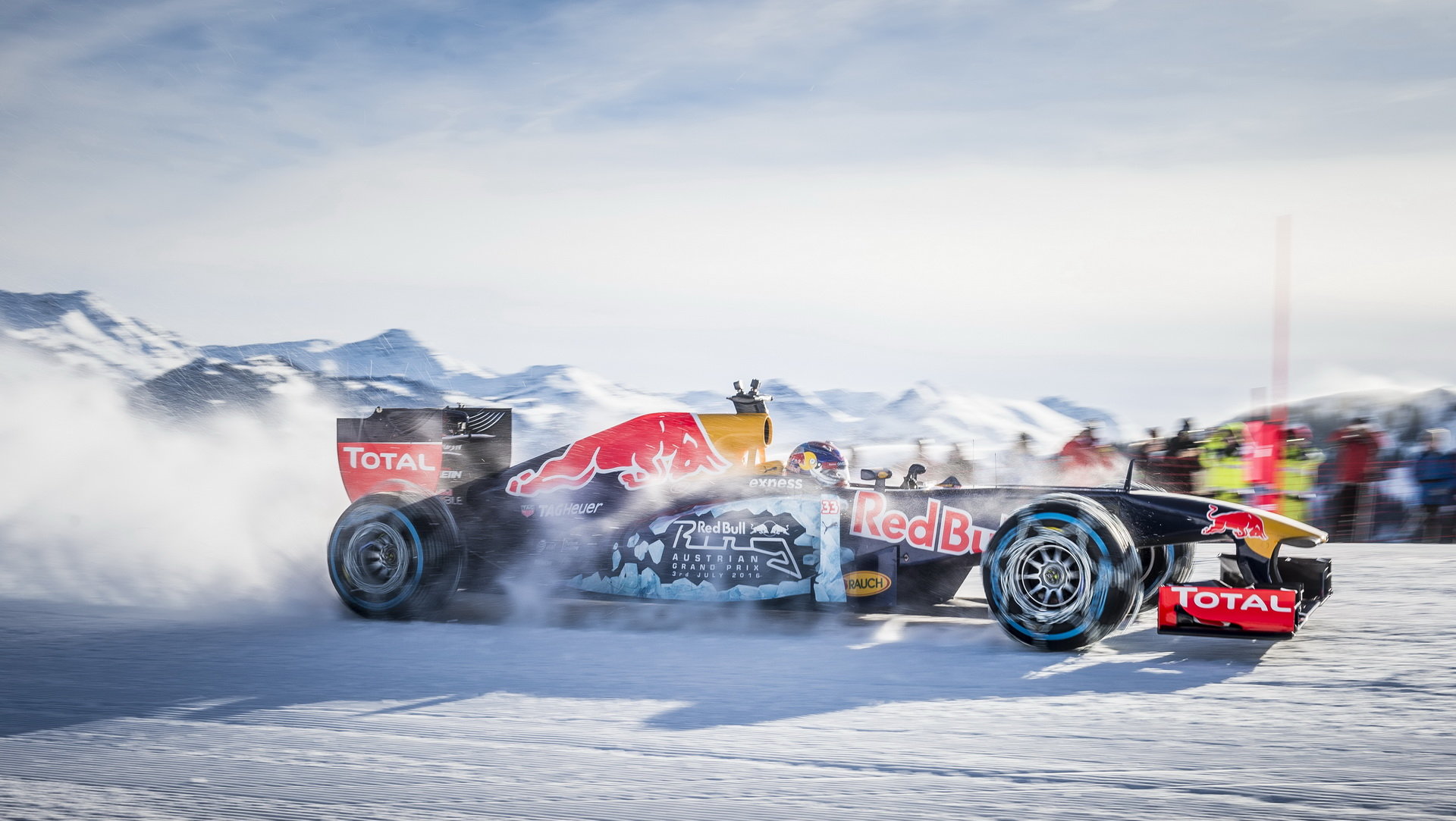 Roadshow Red Bullu v rakouských Alpách, Max Verstappen za volantem vozu RB7