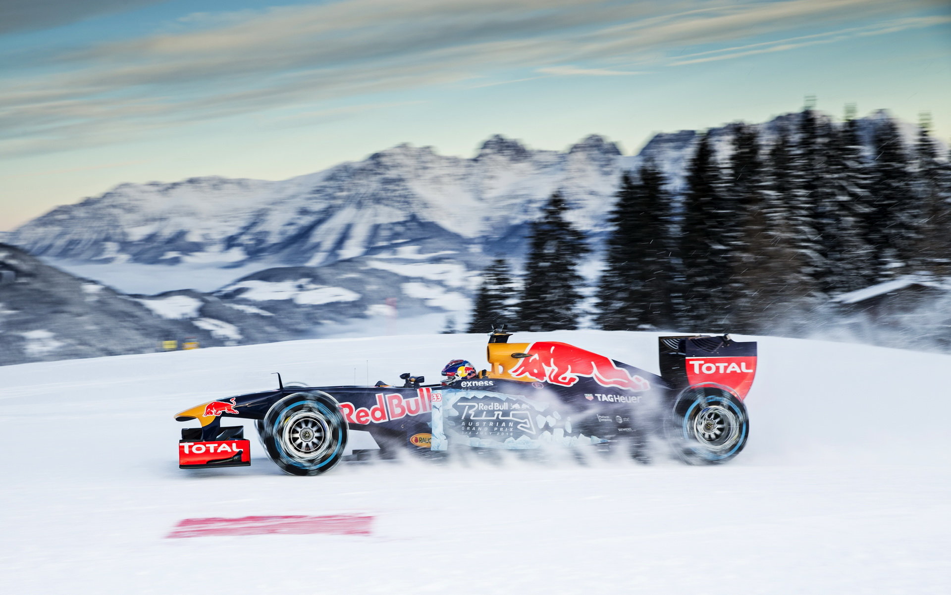 Roadshow Red Bullu v rakouských Alpách, Max Verstappen za volantem vozu RB7