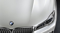 BMW řady 7 v novém modelovém roce s bílou metalízou Brilliant z programu Individual.