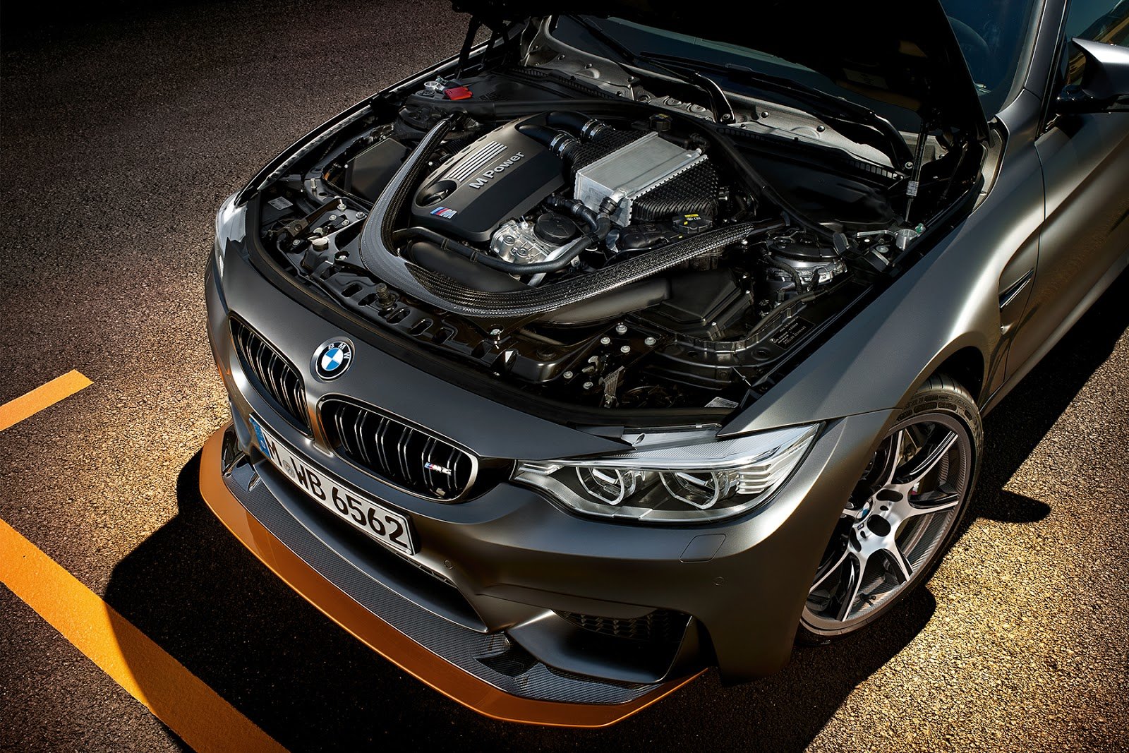 BMW M4 GTS a karbonovými koly M Carbon Compound.