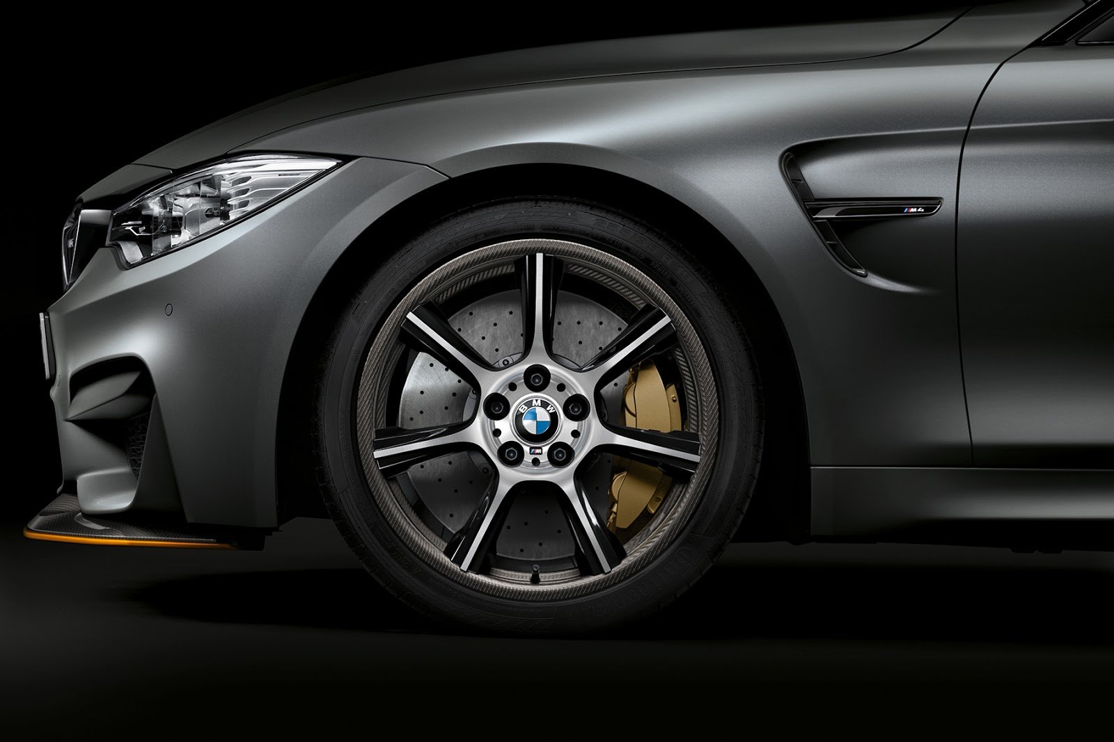 BMW M4 GTS a karbonovými koly M Carbon Compound.