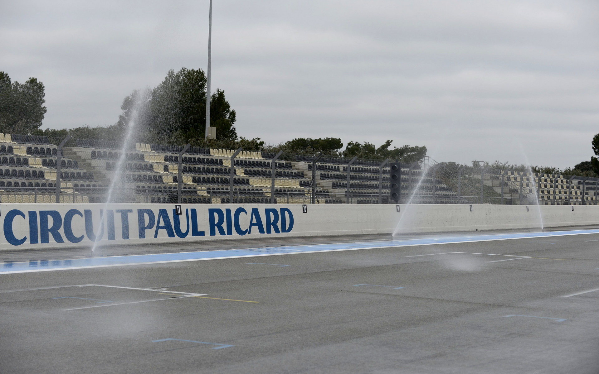 Vodou smáčená trať Paula Ricarda při testech pneumatik
