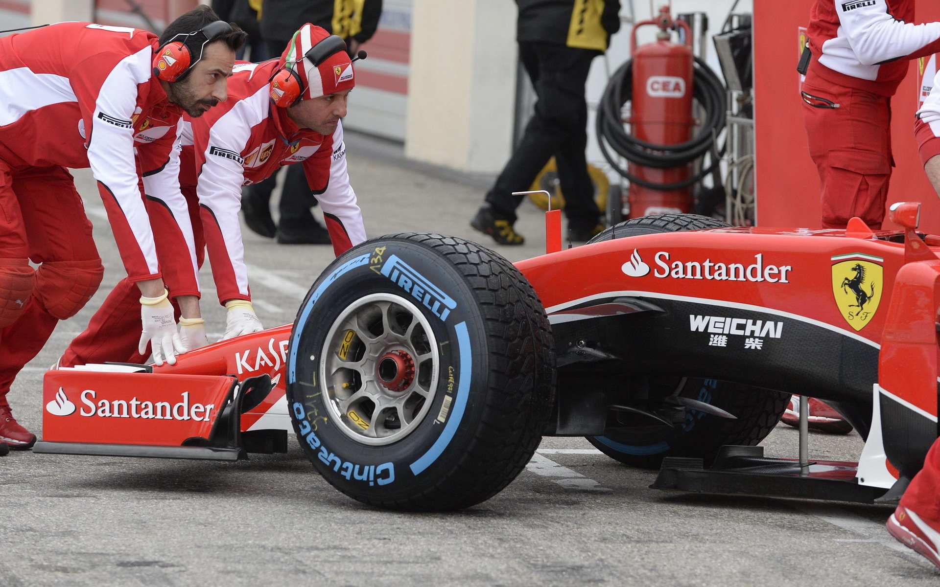 Loňské Ferrari při testech pneumatik do deště na trati Paul Ricard