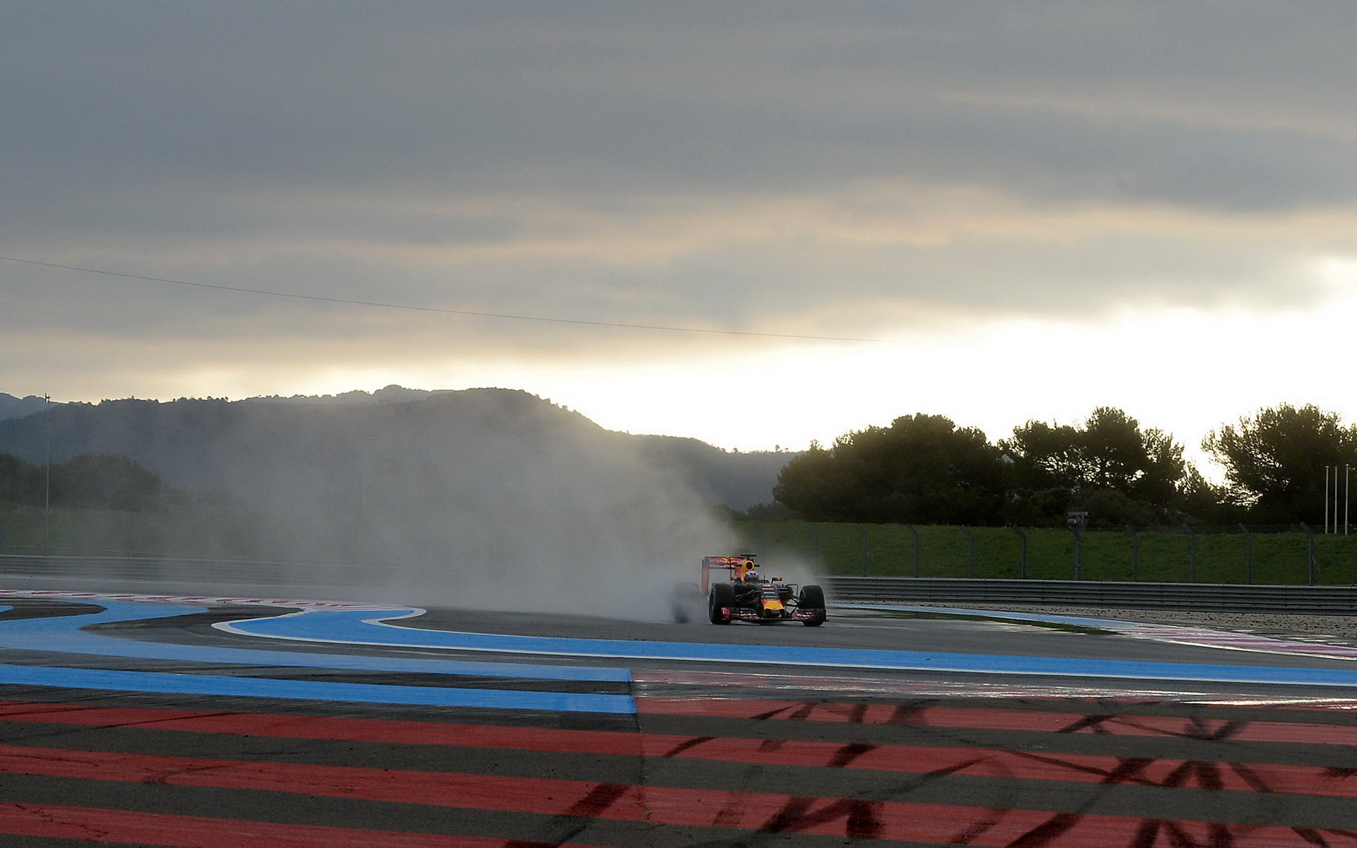 Daniel Ricciardo při testech pneumatik do deště na trati Paul Ricard
