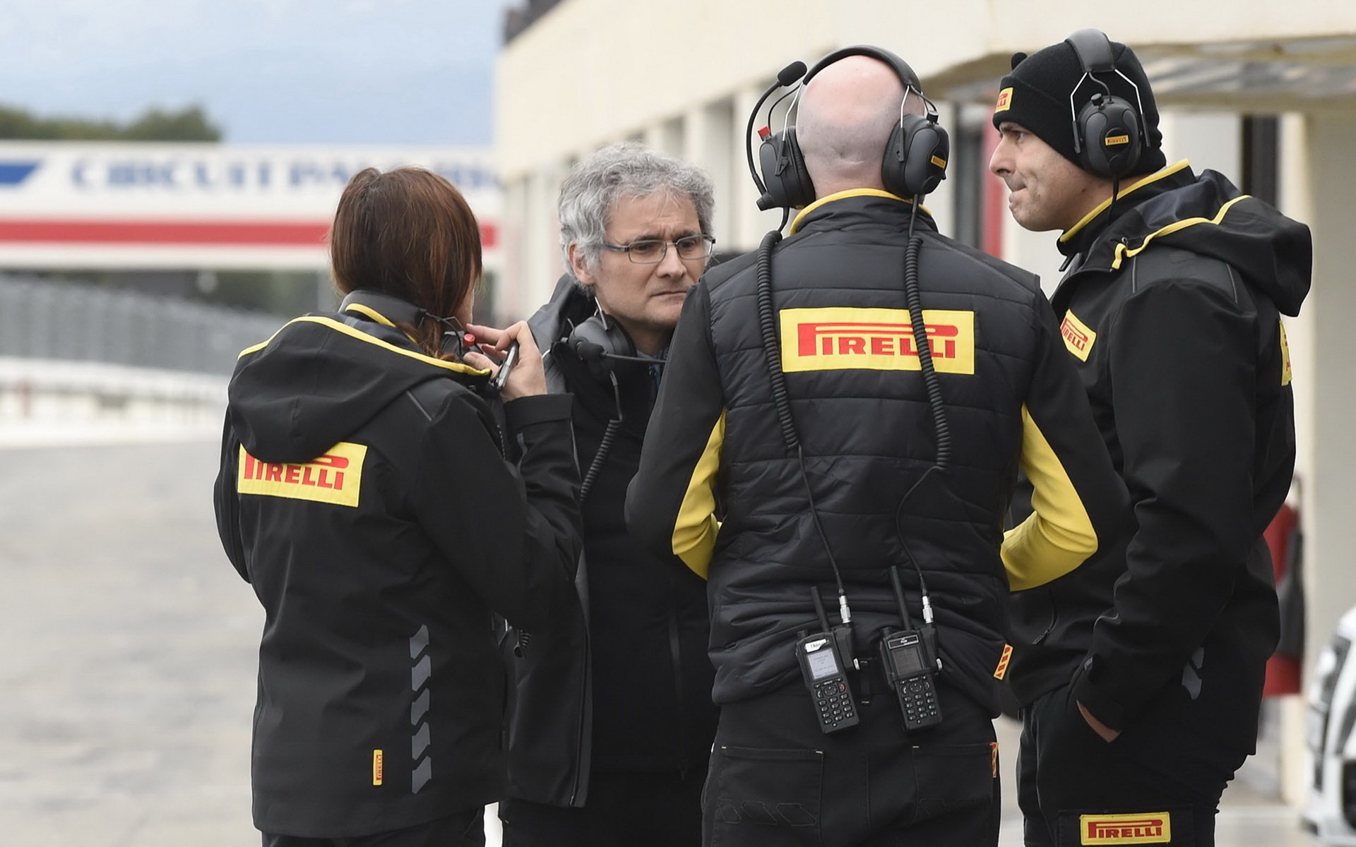 Tým Pirelli při testech pneumatik do deště na trati Paul Ricard