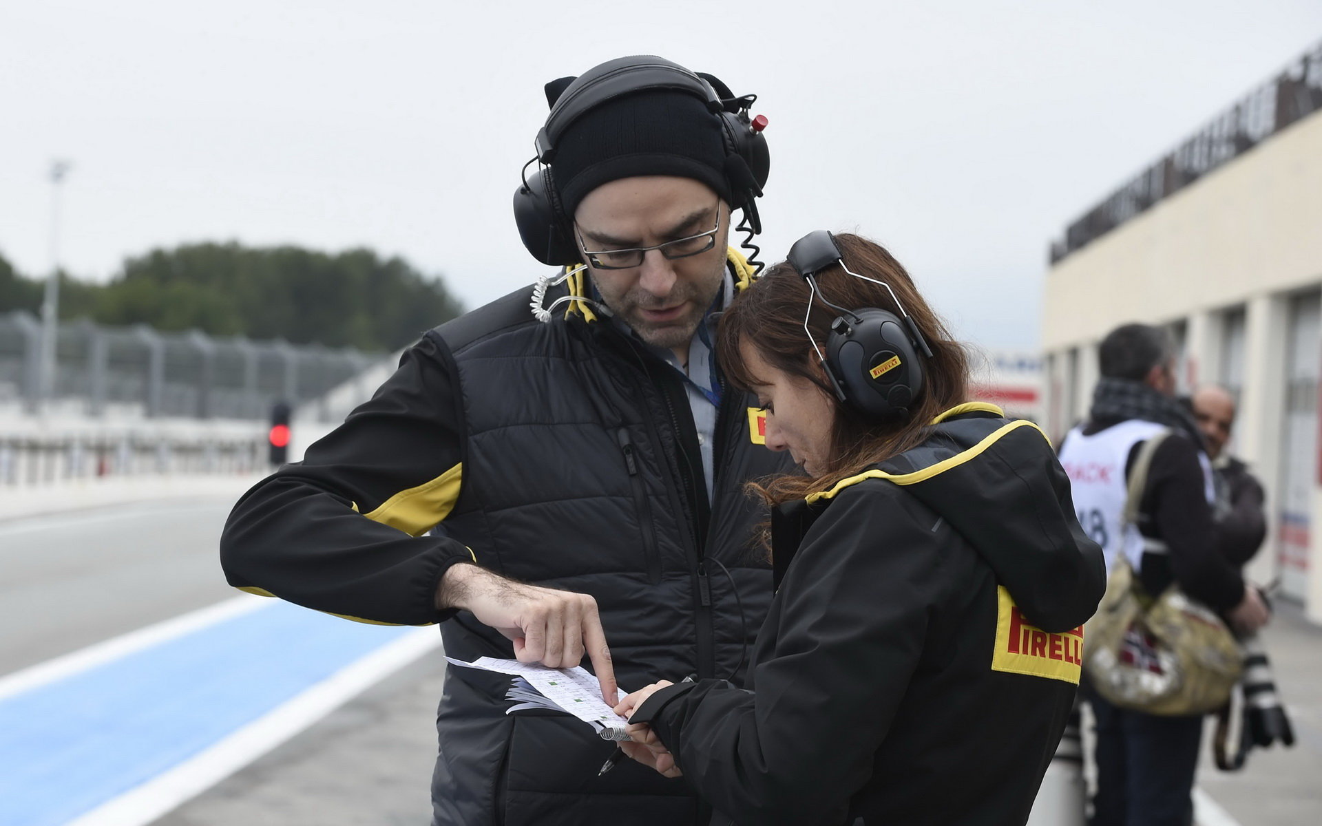 Tým Pirelli vyhodnocuje data při testech pneumatik do deště na trati Paul Ricard
