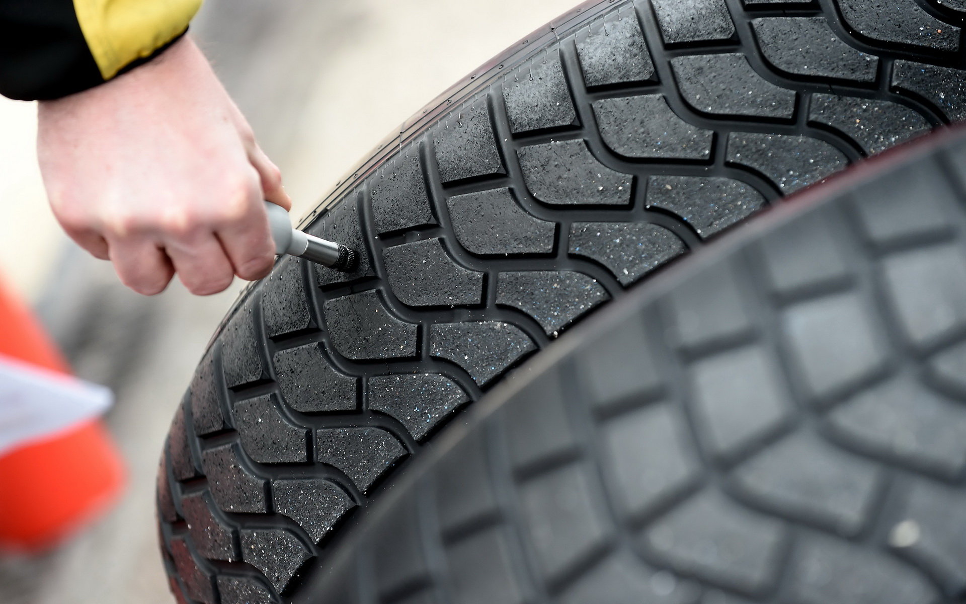 Měření při testech pneumatik do deště na trati Paul Ricard