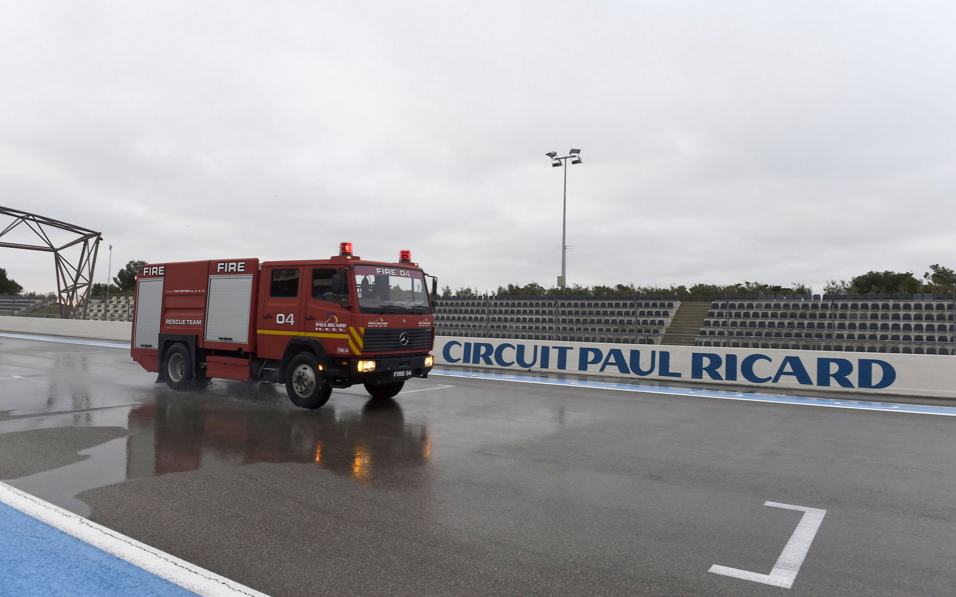 Vodou smáčená trať Paula Ricarda při testech pneumatik