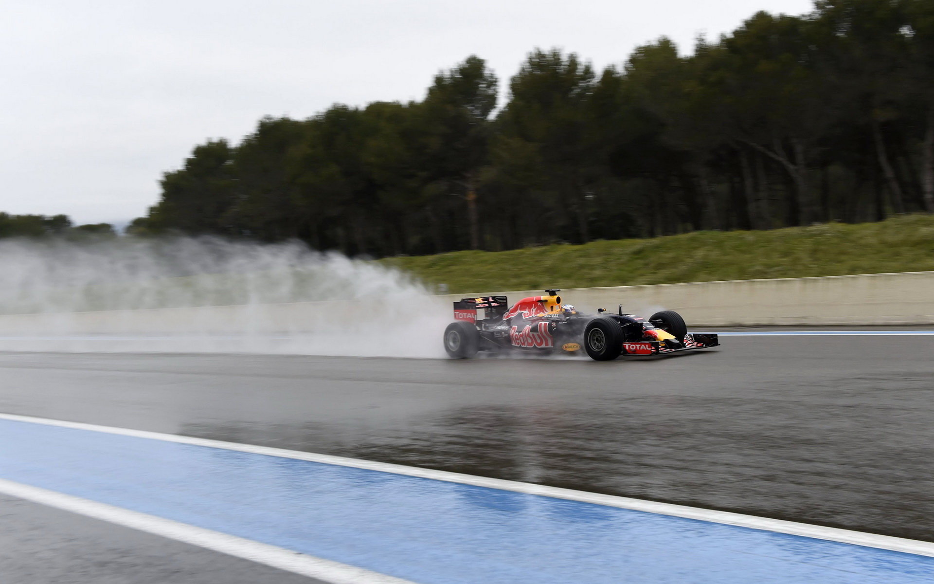 Daniel Riccirado při testech pneumatik do deště na trati Paul Ricard