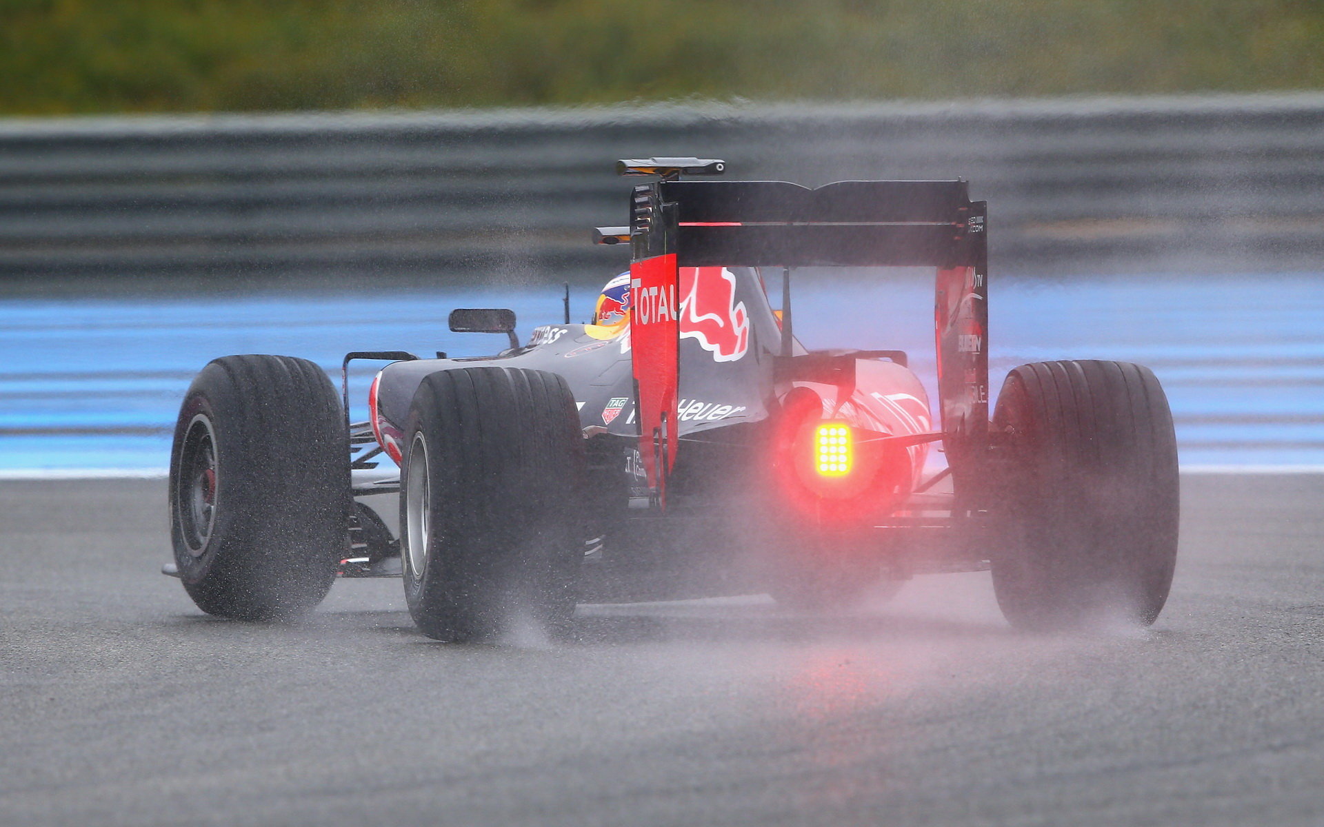 Daniel Riccirado při testech pneumatik do deště na trati Paul Ricard