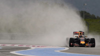 Daniil Kvjat při testech pneumatik do deště na trati Paul Ricard