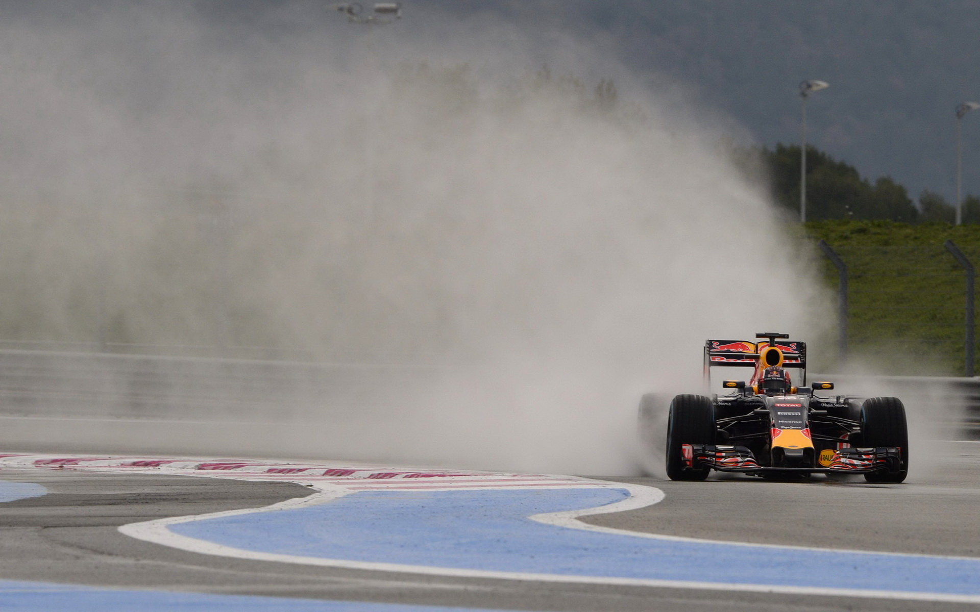 Daniil Kvjat při testech pneumatik do deště na trati Paul Ricard