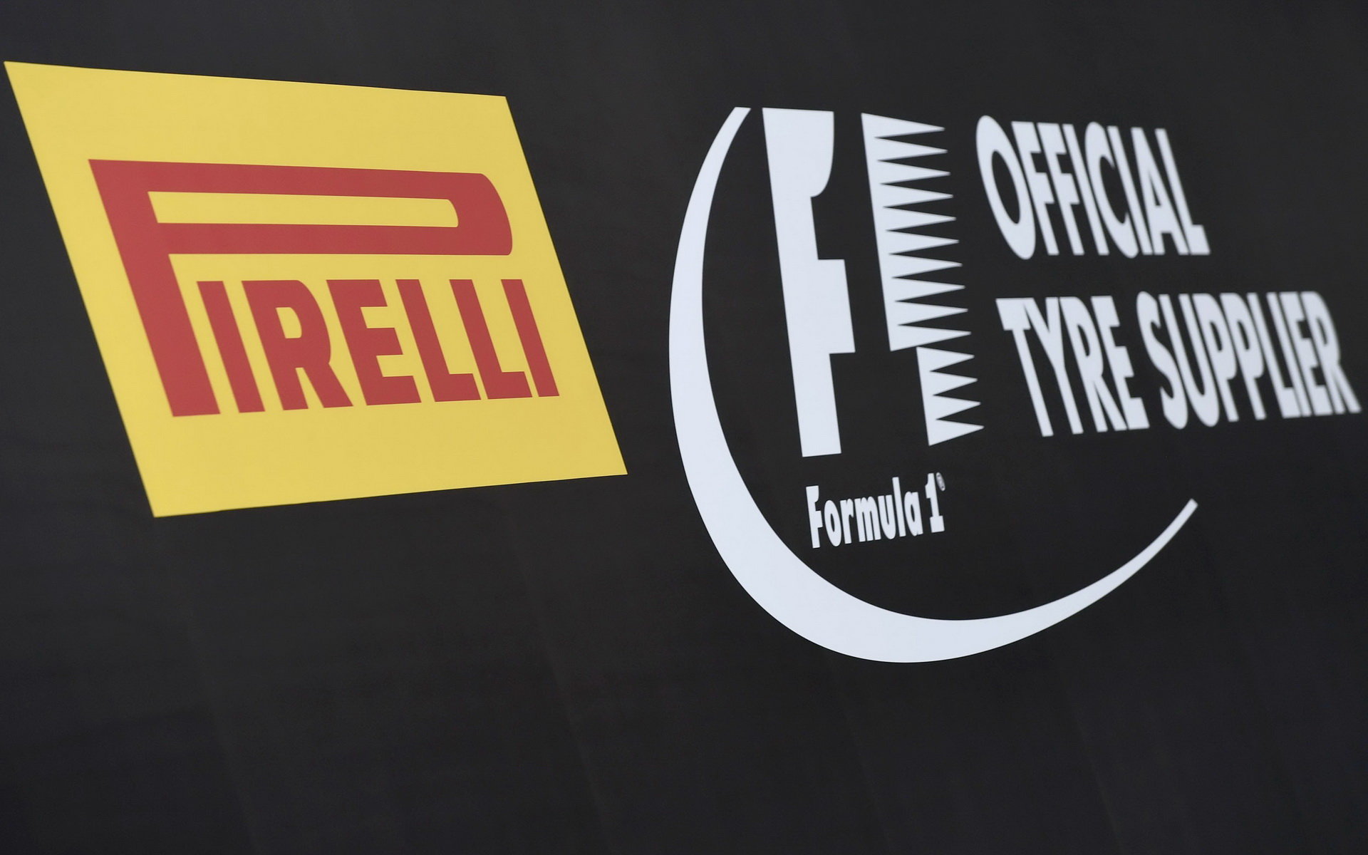 Logo Pirelli při testech na trati Paul Ricard