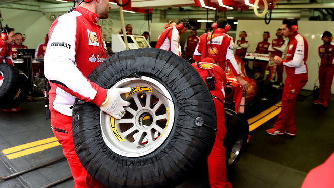 Sebastian Vettel v garáži na trati Paul Ricard