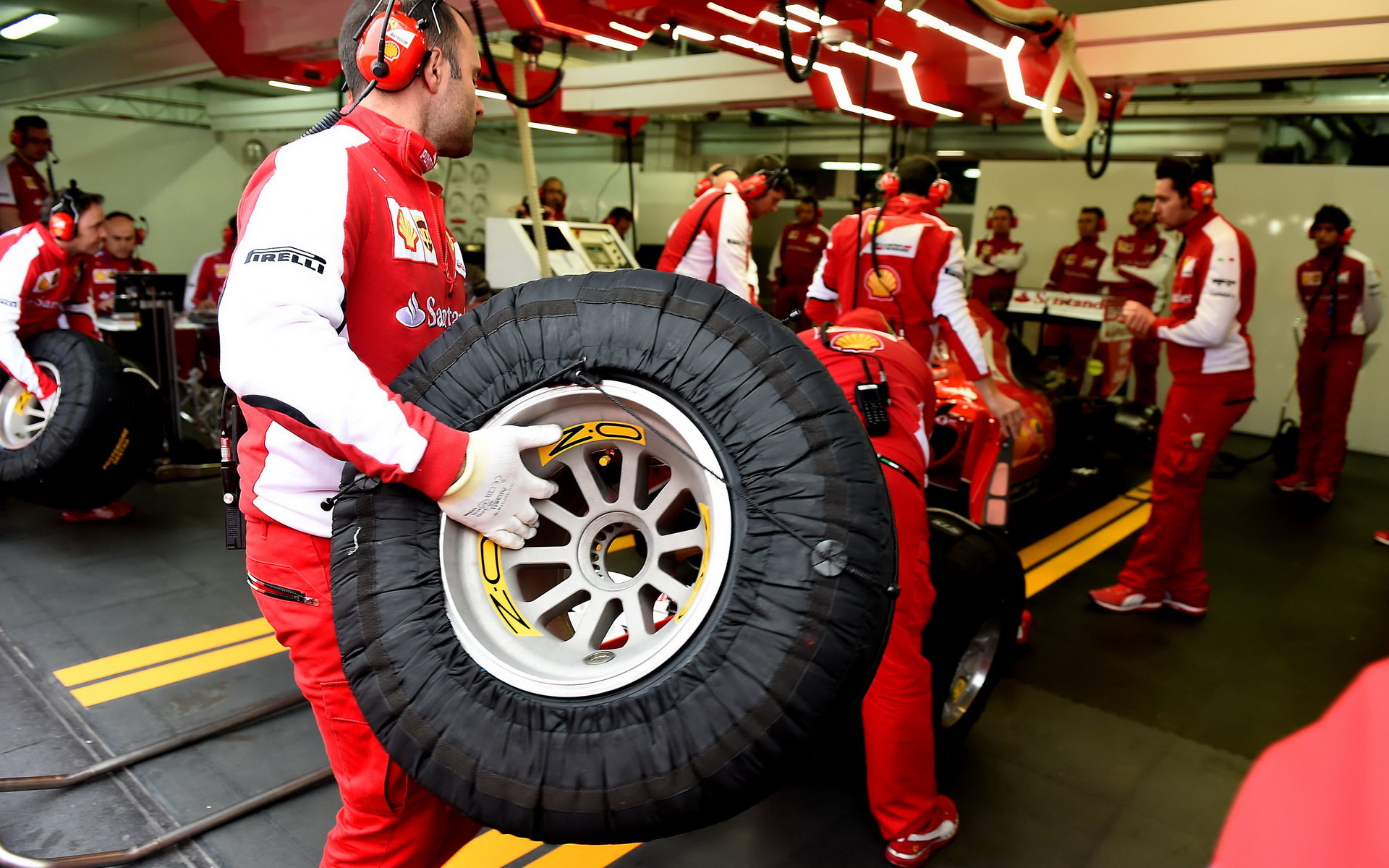 Sebastian Vettel v garáži na trati Paul Ricard