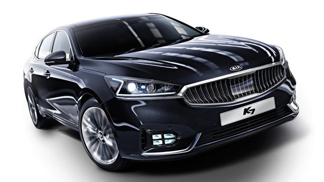 Kia K7 se ve druhé generaci svým luxusem posunula až za hranice vyšší střední třídy.