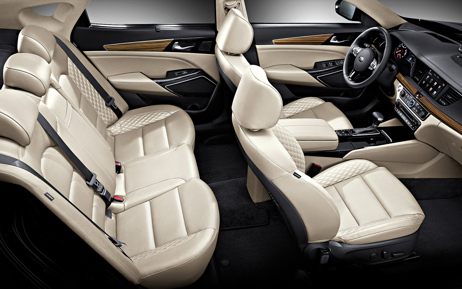 Kia K7 se ve druhé generaci svým luxusem posunula až za hranice vyšší střední třídy.